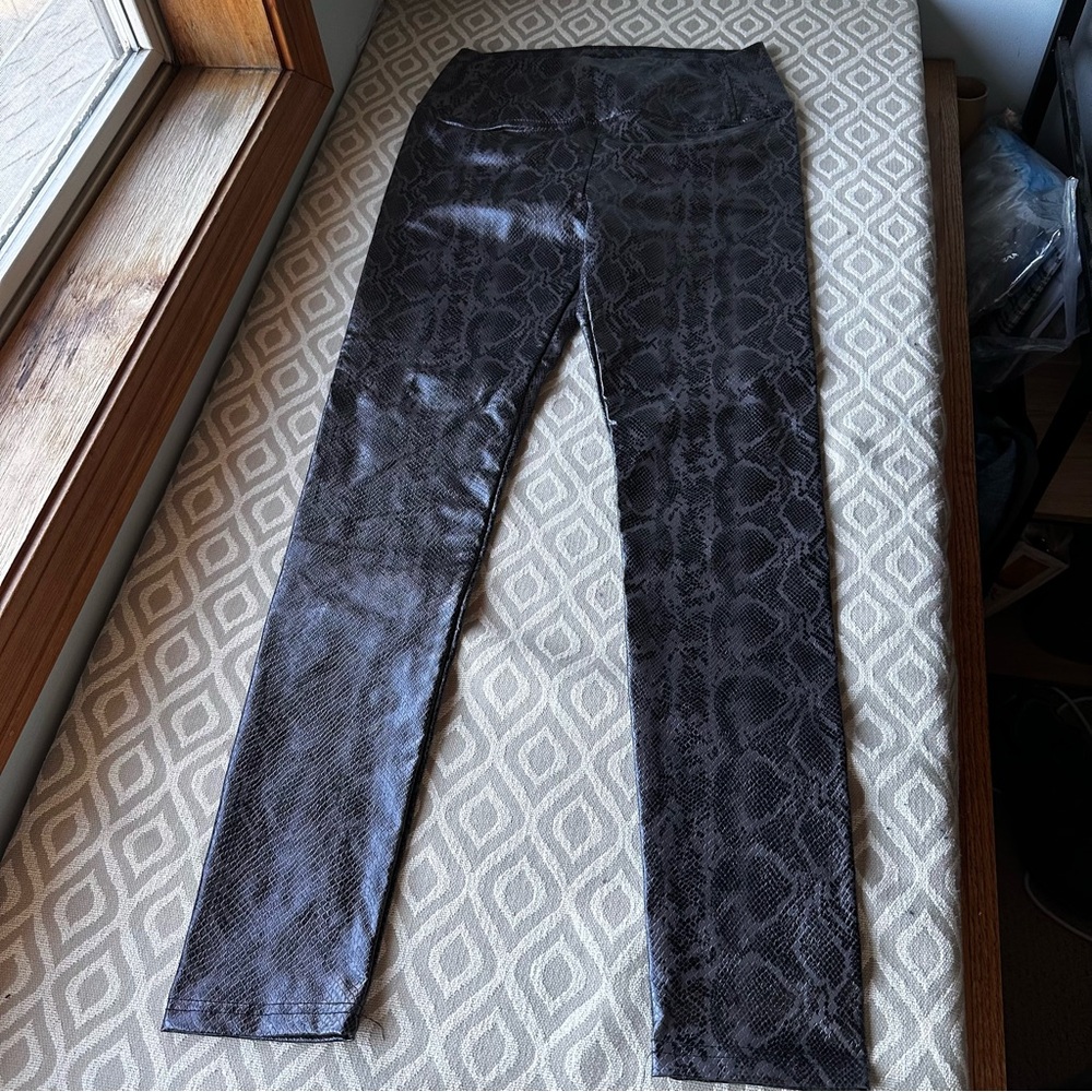7 For All Mankind Women's Snakeskin Leggings sz S Night Out Rocker - Picture 4 of 11